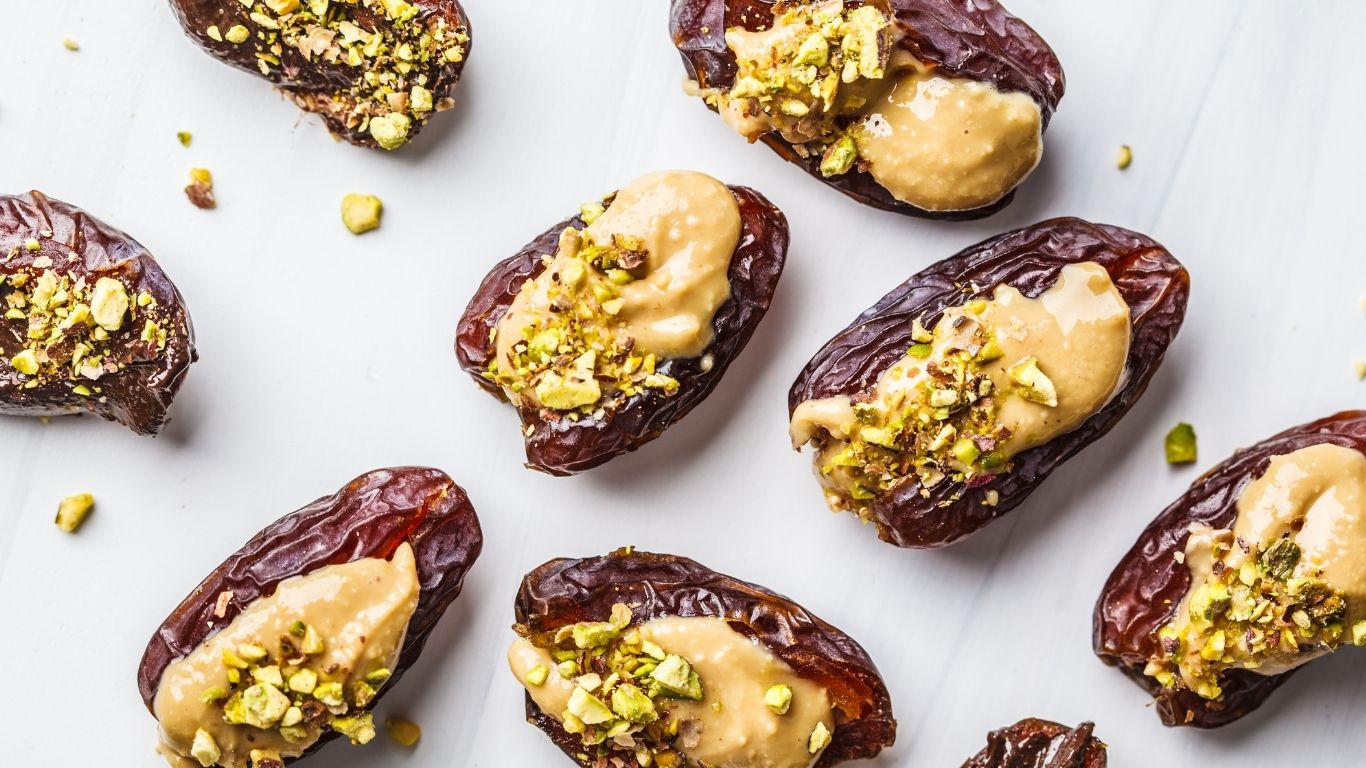 Curmale întregi umplute cu unt de arahide