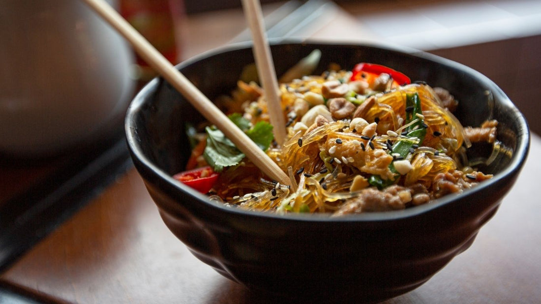 Salată de glass noodles cu unt de arahide și carne de vită