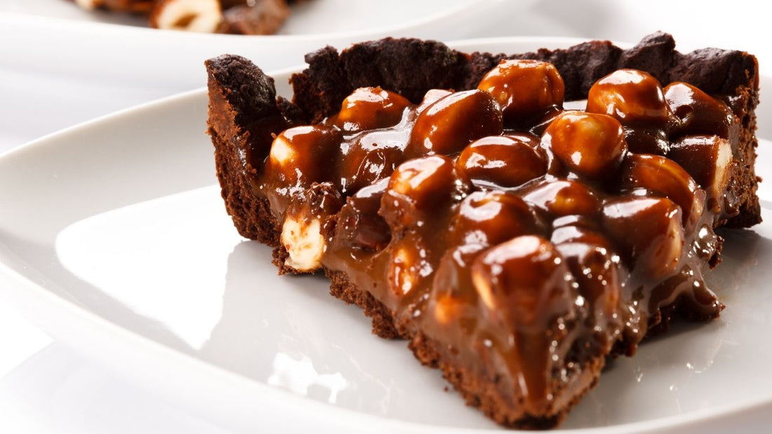 Tartă cu unt de migdale, alune de pădure și caramel